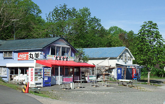 モラップキャンプ場の手前の売店と食堂