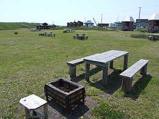 鏡沼キャンプ場のテーブルとバーベキューコンロ