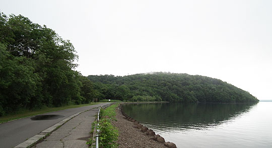 和琴半島　湖岸の道