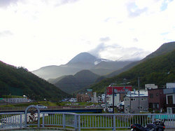 2002-07-12-羅臼市街から羅臼岳をのぞむ