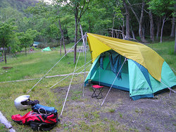 2004-07-02-羅臼温泉野営場でテント設営