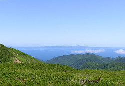 2004-07-03-知床峠から国後島を眺める