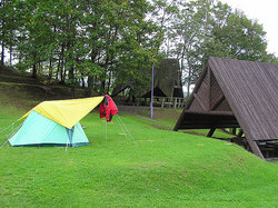 2004-09-25-日の出公園キャンプ場でテントを張る