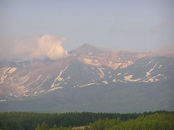 2005-06-18-日の出公園から夕陽に染まった十勝岳