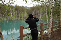 2012-05-19-美瑛の青い池を眺めるのりカラ君