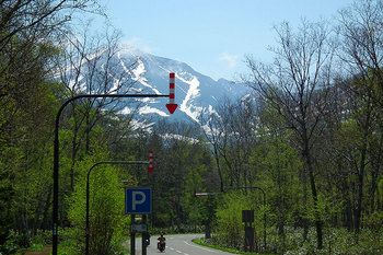 2012-05-20-青い池入口から十勝岳の姿