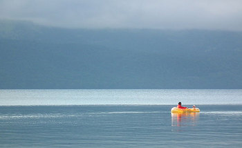 2012-07-15-湖畔に浮かぶビニールボート