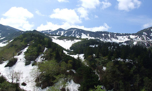 2007-06-10-十勝岳温泉からの山々