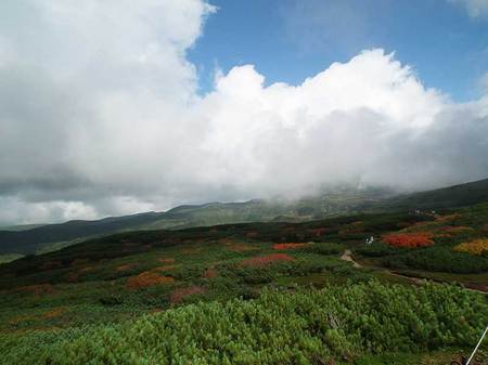 2010-09-18-一部青空から姿を見せた旭岳