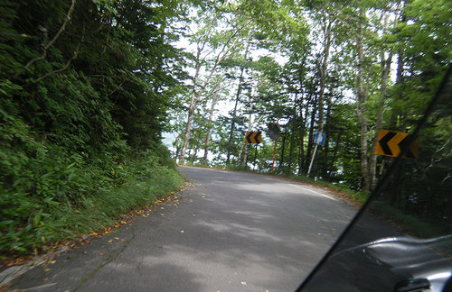 2013-08-14-007-然別湖畔の道路