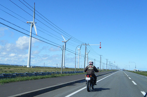 2013-09-22-オホーツク海に沿って並ぶ風車