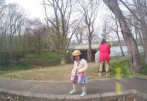 2015-05-01-東大沼キャンプ場の駐車場で見かけた女の子