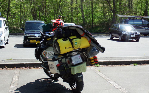 2015-05-10-東大沼でみた韓国人ライダーのバイクの荷物