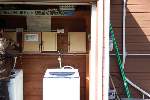 2015-05-10-北川商店裏手のランドリーとスマホ充電設備