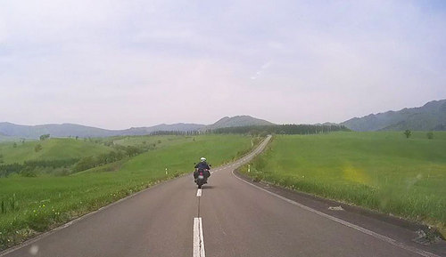 2015-05-30-ナイタイ高原の道を走るスガ君