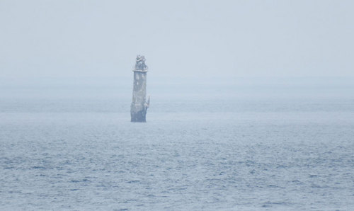 2015-08-09-国後島沿岸に浮かぶ朽ちた灯台