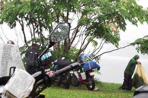 2015-08-10-大雨の中テント設営するライダーたち