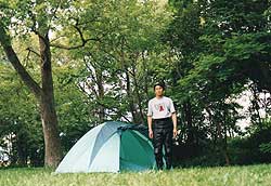 鳥沼公園キャンプ場にテントを張る