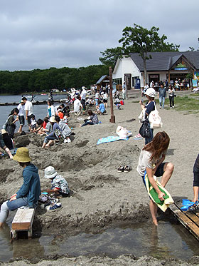 砂湯の観光客