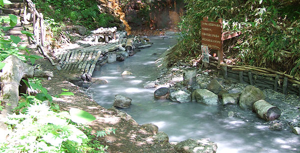 登別温泉　大湯沼川の天然足湯