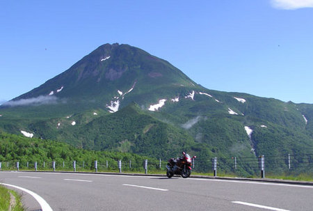 知床峠９合目付近の道路から