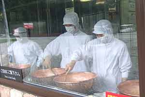 生キャラメル工房の作業風景